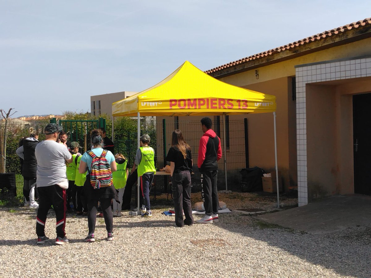 Pompiers_13's tweet photo. Les #Pompiers13 de la caserne de #Concors ont organisé mercredi une journée avec les centres aérés et la maison des jeunes de #Peyrolles.
Objectifs :
🎯faire découvrir l'univers des @PompiersFR
🎯 informer sur les jeunes sapeurs-pompiers
🎯sensibiliser aux #GestesQuiSauvent. https://t.co/FOloIR1SWq