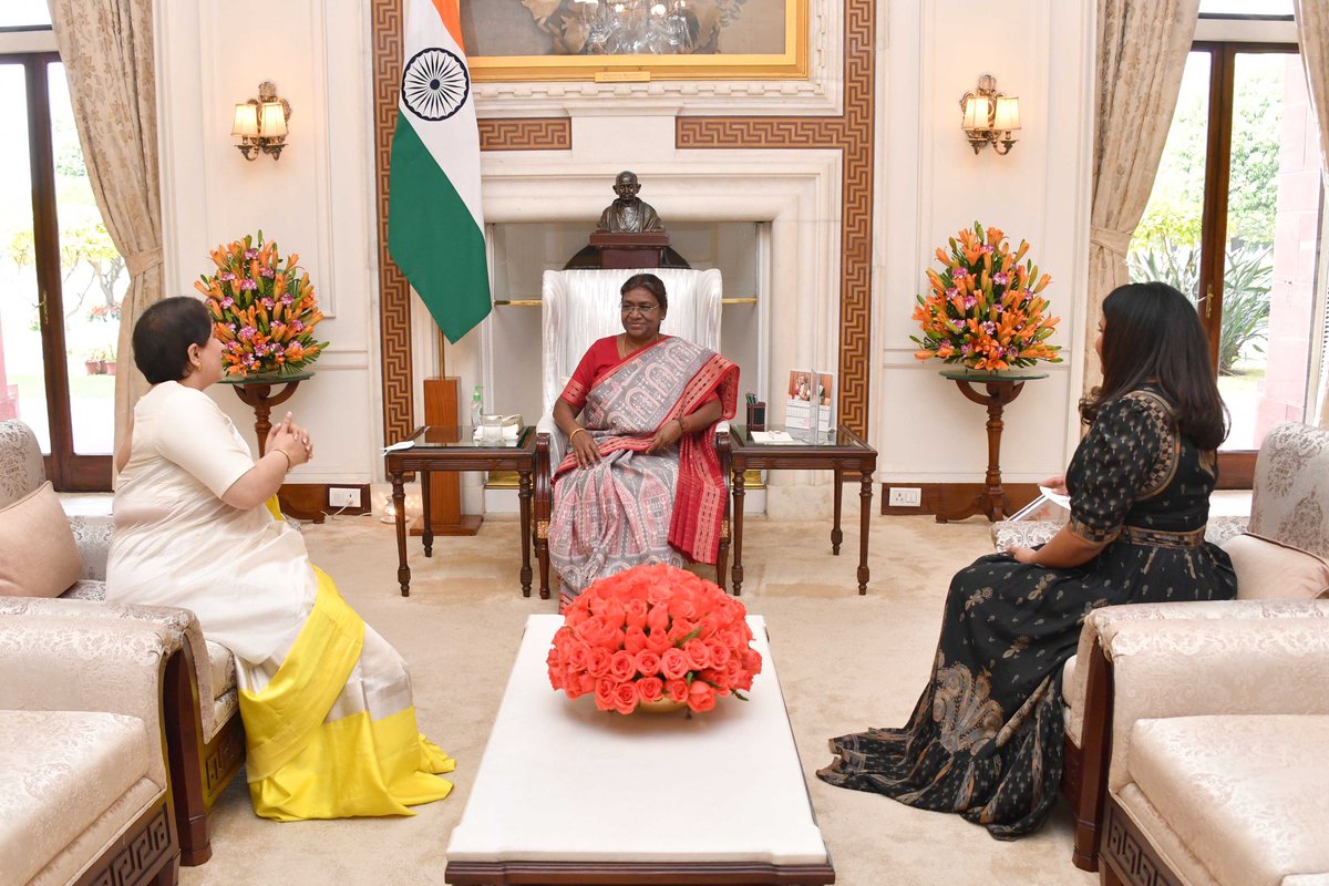 rashtrapatibhvn's tweet photo. President Droupadi Murmu met the makers of Oscar winning documentary 'The Elephant Whisperers', Kartiki Gonsalves and Guneet Monga. She congratulated them on winning the award and praised them for showcasing India's tradition of conservation and living in harmony with nature. https://t.co/BhDx86QyP4