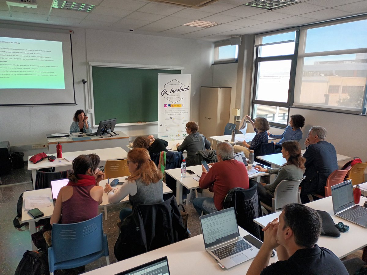 Darrer dia de visita a experiències I iniciatives sobre #dinamització #agrària i #alimentació #sostenible a #València.  Ara Natalia Castellanos de <a href="/Mundubat/">Mundubat</a> presenta Estudi #accesalaterra en l'escola d'Agrònoms <a href="/UPV/">Universitat Politècnica de València</a>

#BCNSmartRural