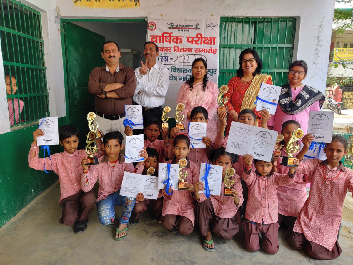 VinitaT64590249's tweet photo. Report Card Distribution In our Schools # Ghaziabad @ChiefGhaziabad @dm_ghaziabad @basicshiksha_up @thisissanjubjp #उत्तर_प्रदेश_निपुण_प्रदेश https://t.co/ykJMHitrIb