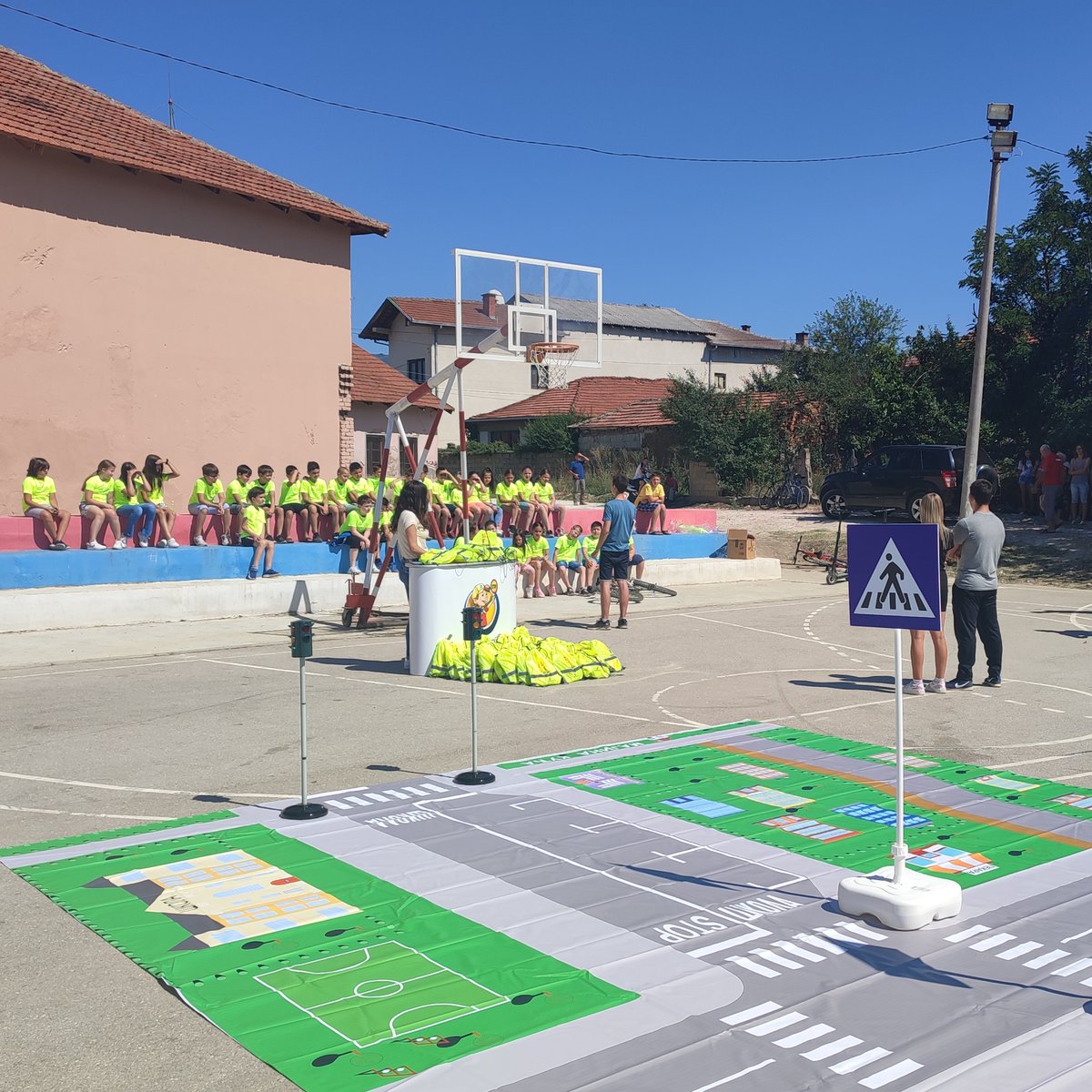 Ovako izgledaju - #DOBREpromene! 
Udruženje Aktivisti iz komšiluka  je kroz inicijativu "Bezbedno naselje – Bezbedna omladina" uticalo da lokalna samouprava osigura saobraćajnu bezbednost dece i mladih na sportskom terenu u selu Donji Neradovac.
#EUzaTEBE