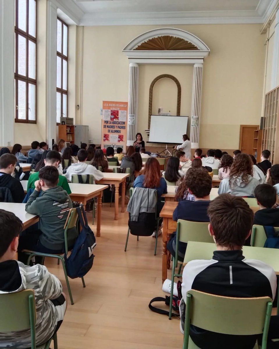 AEPNAA1's tweet photo. Esta semana hemos impartido un taller sobre #alertasalimentarias a los alumnos de 1° y 3° de ESO del IES Bachiller Sabuco de Albacete para explicarles la diferencia entre #alergia e #intolerancia la importancia de #leeretiquetas y el manejo de #autoinyectoresdeadrenalina https://t.co/4a6ThpQzqa