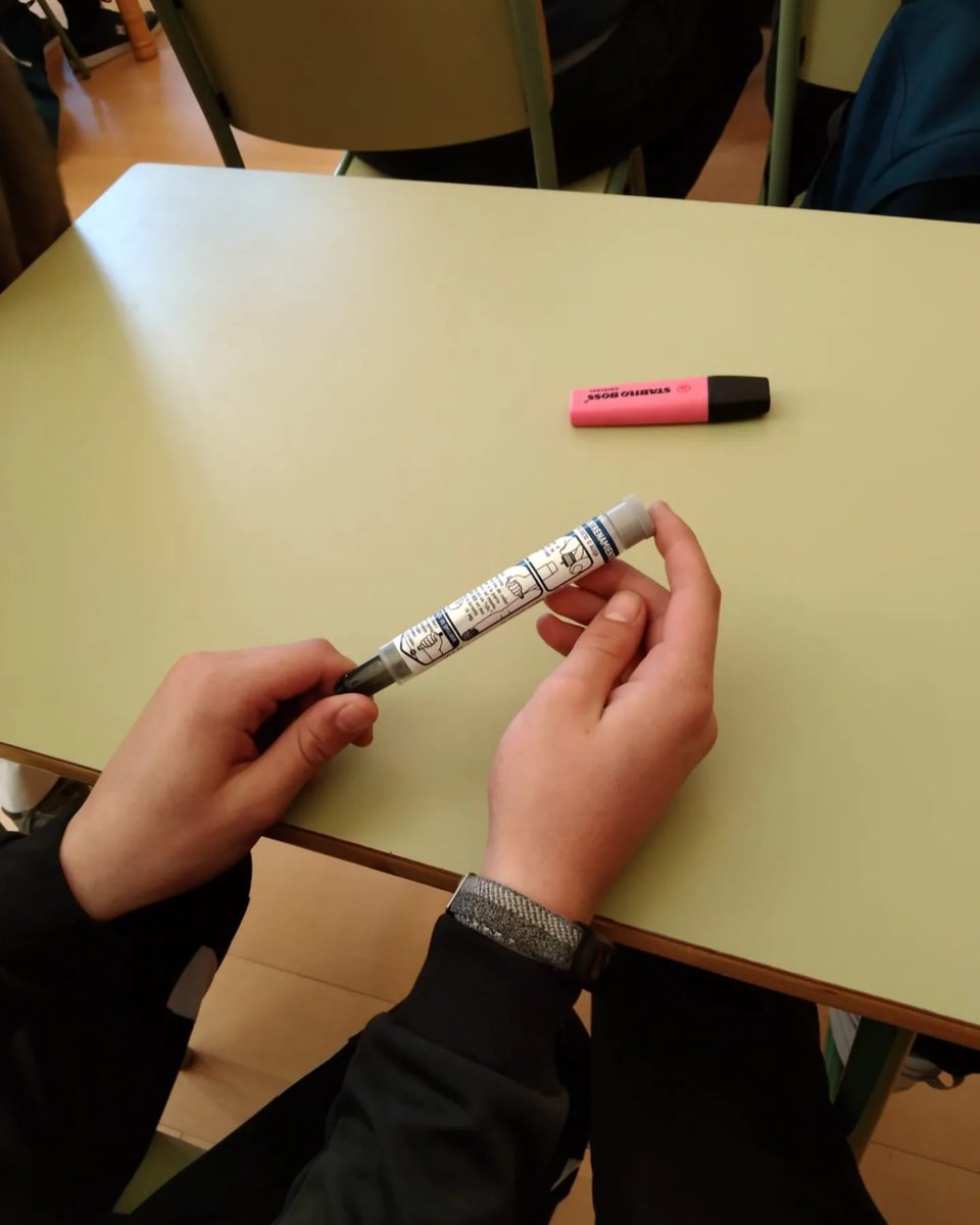 AEPNAA1's tweet photo. Esta semana hemos impartido un taller sobre #alertasalimentarias a los alumnos de 1° y 3° de ESO del IES Bachiller Sabuco de Albacete para explicarles la diferencia entre #alergia e #intolerancia la importancia de #leeretiquetas y el manejo de #autoinyectoresdeadrenalina https://t.co/4a6ThpQzqa
