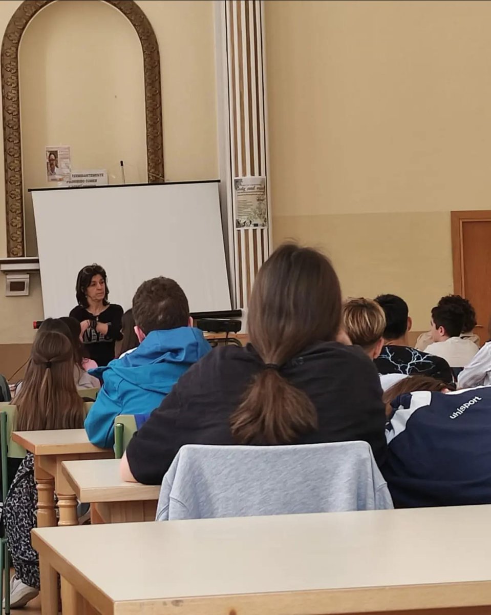 AEPNAA1's tweet photo. Esta semana hemos impartido un taller sobre #alertasalimentarias a los alumnos de 1° y 3° de ESO del IES Bachiller Sabuco de Albacete para explicarles la diferencia entre #alergia e #intolerancia la importancia de #leeretiquetas y el manejo de #autoinyectoresdeadrenalina https://t.co/4a6ThpQzqa