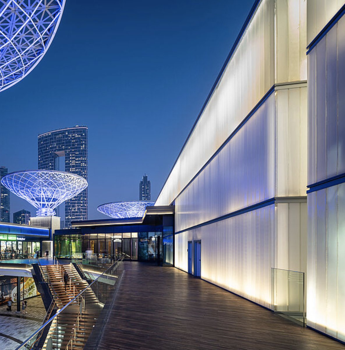 KaphsSA's tweet photo. Bluewaters Island, project by @meraasdubai features world-class amenities and hospitality. The event building, designed by Australian architectural firms @woodsbagot, lies at the centre of the hotel complex. The building’s façade is made of U-Channel Glass supplied by KAPHS. https://t.co/2HVVP3WZTS