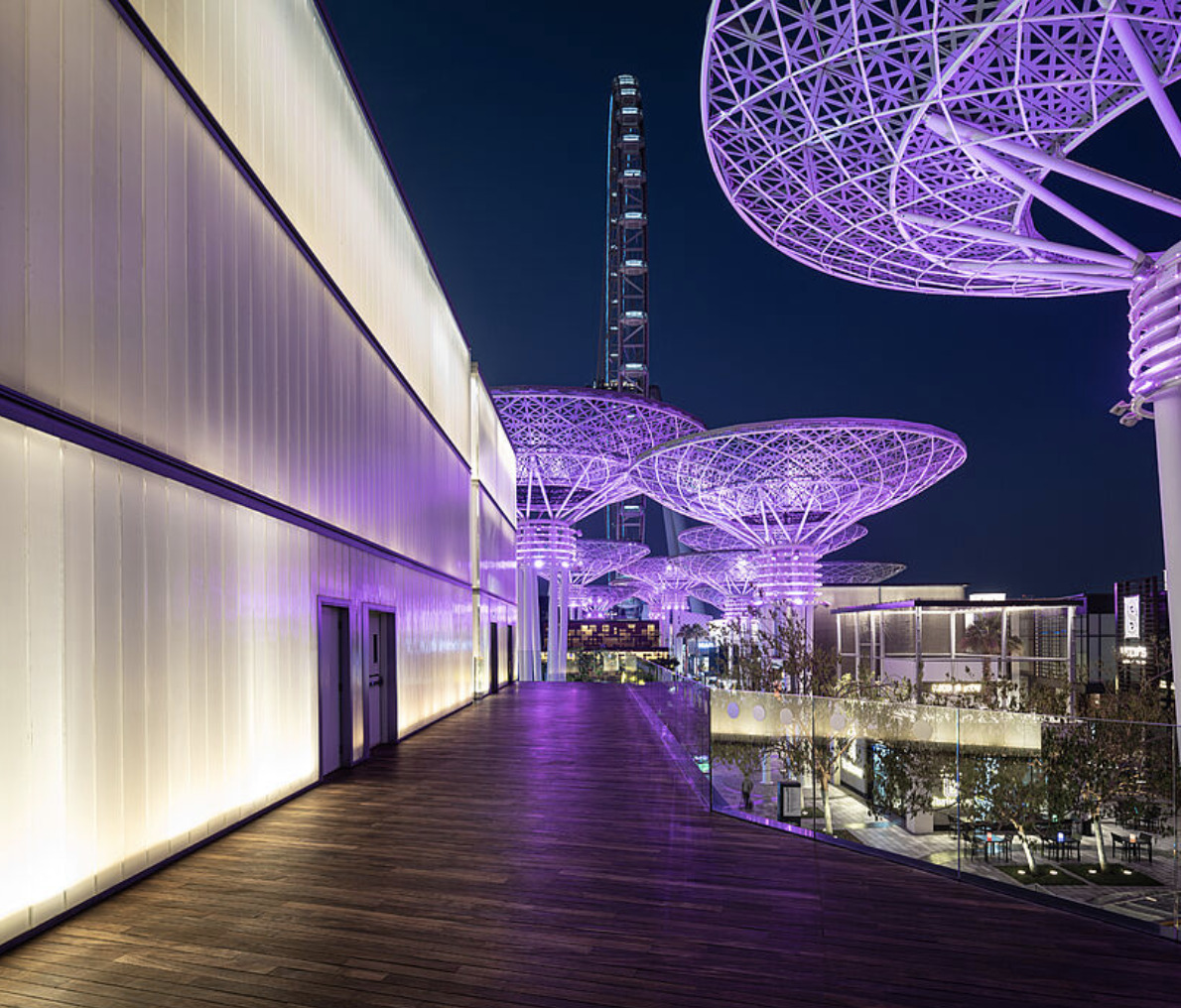 KaphsSA's tweet photo. Bluewaters Island, project by @meraasdubai features world-class amenities and hospitality. The event building, designed by Australian architectural firms @woodsbagot, lies at the centre of the hotel complex. The building’s façade is made of U-Channel Glass supplied by KAPHS. https://t.co/2HVVP3WZTS