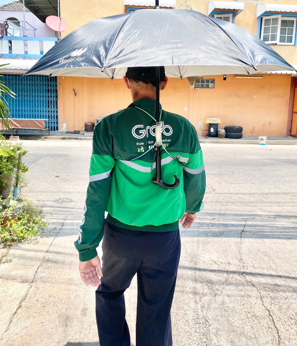 bbigkachu's tweet image. ช่วงนี้แดดร้อนมากๆ เลยลอง diy ร่มให้พี่แกร้บว้อค พี่เค้าเป็นพี่แถวบ้านเราเลย ละเค้าเดินมาส่งให้ประจำ วันนี้ก็เจอพี่เค้าอีก เลยเอาร่มที่ทำขึ้นมาให้ เค้าก็บอกขอบคุณมากที่ทำร่มให้ แล้วบอกอีกว่า คิดได้ไง 5555 ดีเลยจะได้ถือของสะดวกๆ แดดแรงแค่ไหนก็ต้องสู้ ยินดีบริการส่งให้ น่ารักมากกกก