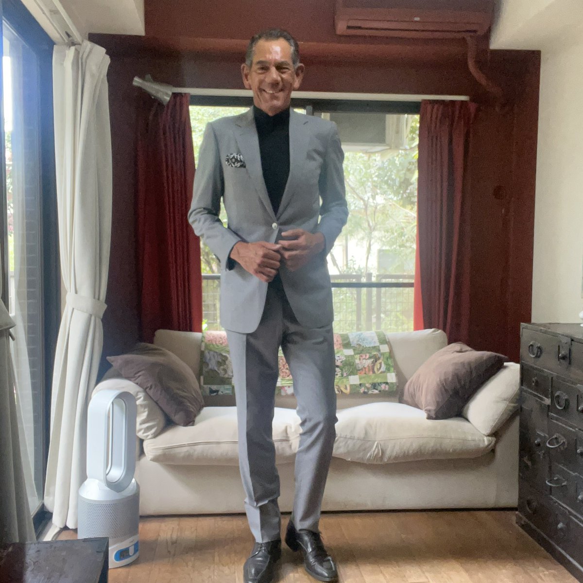timothyconnor's tweet photo. Japaneses business tip:
When visiting the president of a Japanese shosha-even a fashion related one-it is best to go with a suit and leather shoes.
#timothyeverest #armanicollezione #santoni #pantherella #tomford https://t.co/rCbvaHuLPn