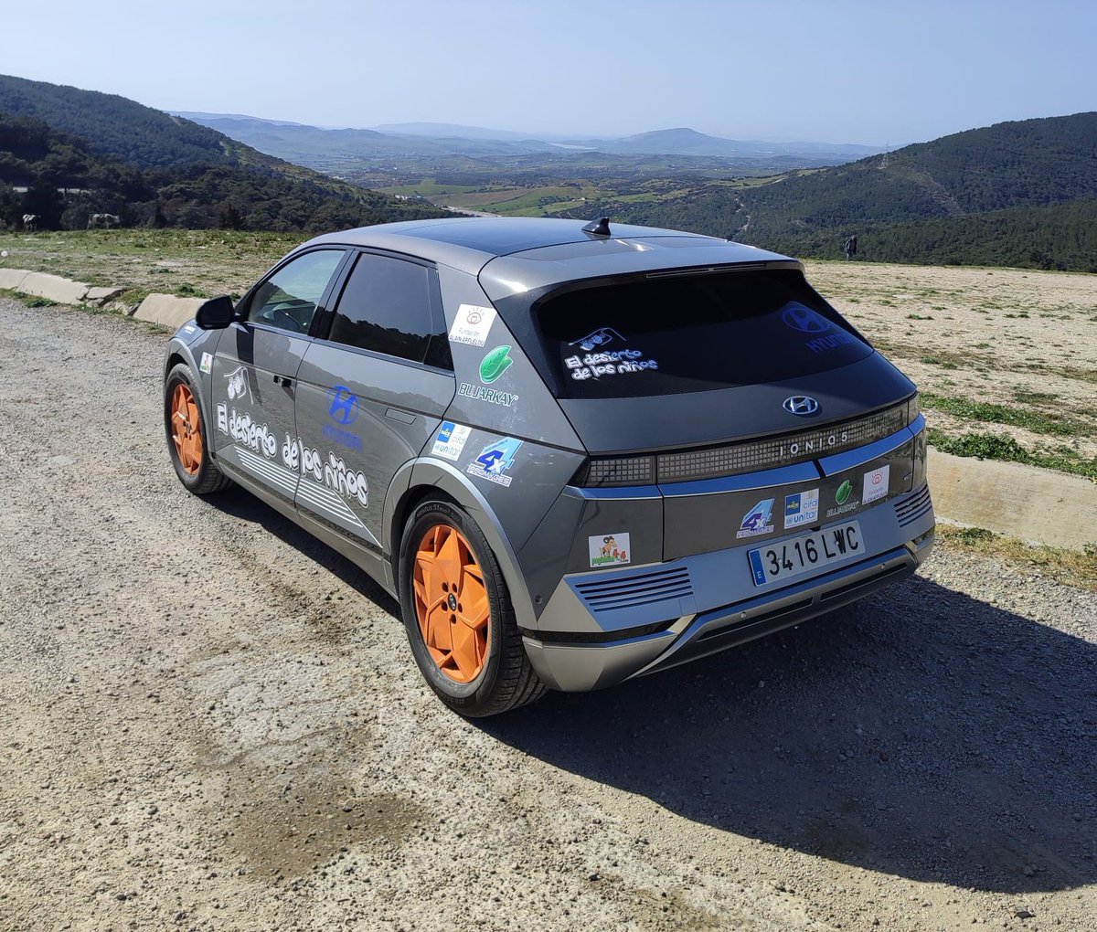 La 17ª edición de El #DesiertodelosNiños ya está en marcha.
La caravana de 46 vehículos y 160 personas (48 niños) va a recorrer cerca de 2000km para llevar ayuda a niños y mujeres de las zonas más despobladas del desierto.
#Promyges participa desde 2009 en este proyecto.