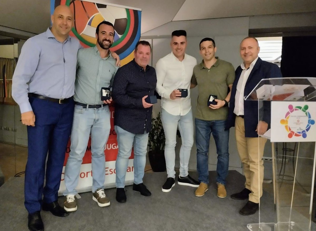 DeportesECM's tweet photo. A los árbitros Cristian Hernández 🏀, Juan Carlos Quintas⚽, @scustodio92 ⚽ y Javier Crespo ⚽ se les premió por su fidelidad y dedicación. https://t.co/boTfPZIp2c
