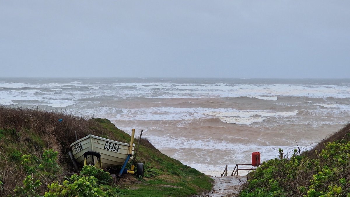 It's a bit rough in Brook #isleofwight this morning! #pureislandhappiness <a href="/onthewight/">OnTheWight: Isle of Wight News</a> <a href="/BBCSouthWeather/">BBCSouthWeather</a> <a href="/iwightradio/">Isle of Wight Radio</a> <a href="/iwcponline/">Isle of Wight County Press</a> <a href="/islandecho/">Island Echo - 24hr Isle of Wight News</a> <a href="/VisitIOW/">Visit Isle Of Wight</a>