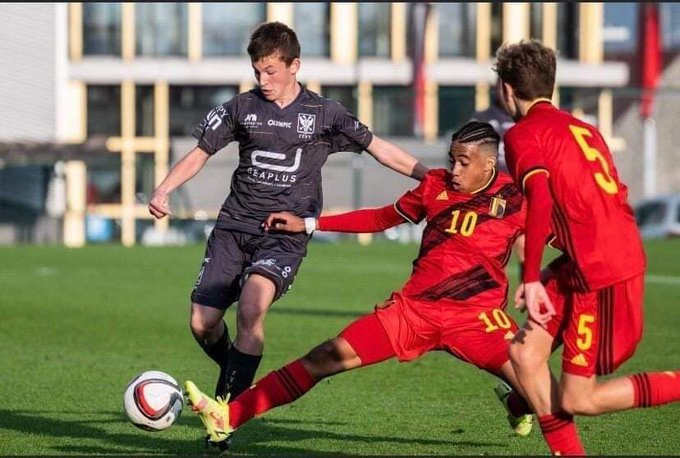 sachatavolieri's tweet photo. 🇧🇪⭐️ Alors qu'il s'apprête à jouer le Tournoi de Montaigu avec les #DiablesRouges U16, Noah Makembo (16y-#Standard) attire les convoitises en 🇩🇪 où l'#UnionBerlin & le #BVB sont intéressés.
Le #RSCL - qui l'a déjà invité pour un entraînement en A - veut garder sa pépite. #mercato https://t.co/mT6gd0IHnl