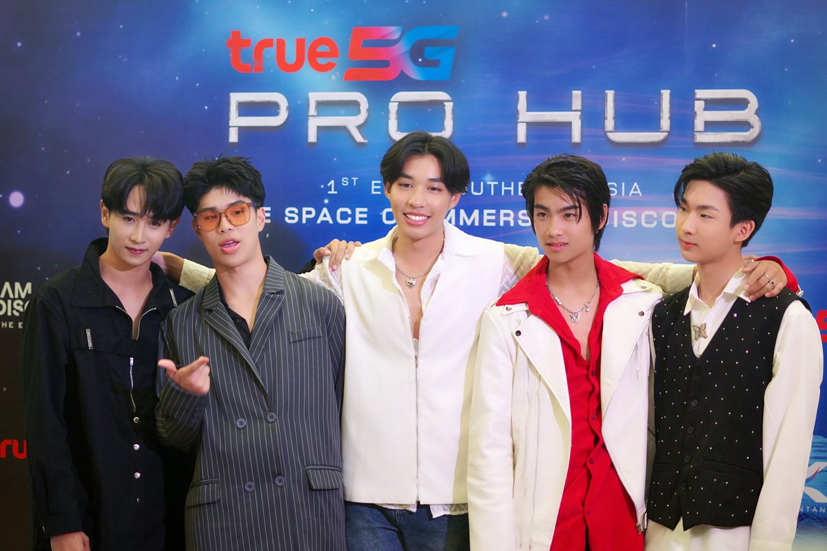 jinloeofficial's tweet photo. ภาพบรรยากาศงาน True 5G PRO HUB Grand Opening 

#True5GProHub #ProHubThailand #Cosplay #kantanakol #HollywoodAsianRisingStar #Jinloe #HitBiteLovetheseries #รักชอบเจ็บ #taenatthapat #vicvittawin #bigbossworaphon #jurkung #NewyearNawapat https://t.co/G6b4tojQqA
