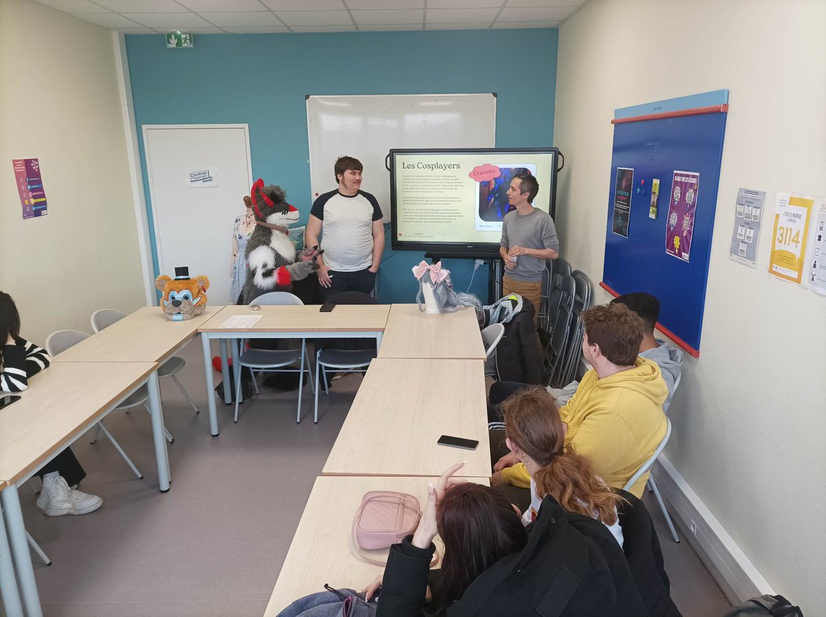 MLAuxerrois89's tweet photo. 📢 Avez-vous entendu parler de l'association @LeCanapTalkShow  ? 

Ce matin, ils nous ont présenté leur activité principale : le cosplay ! 🎉 Découvrez cette pratique créative et les métiers qui l'accompagnent avec Le Canap' ! 👀

#LeCanap #Cosplay #CEJ #Auxerre https://t.co/WR7YNoz2kn