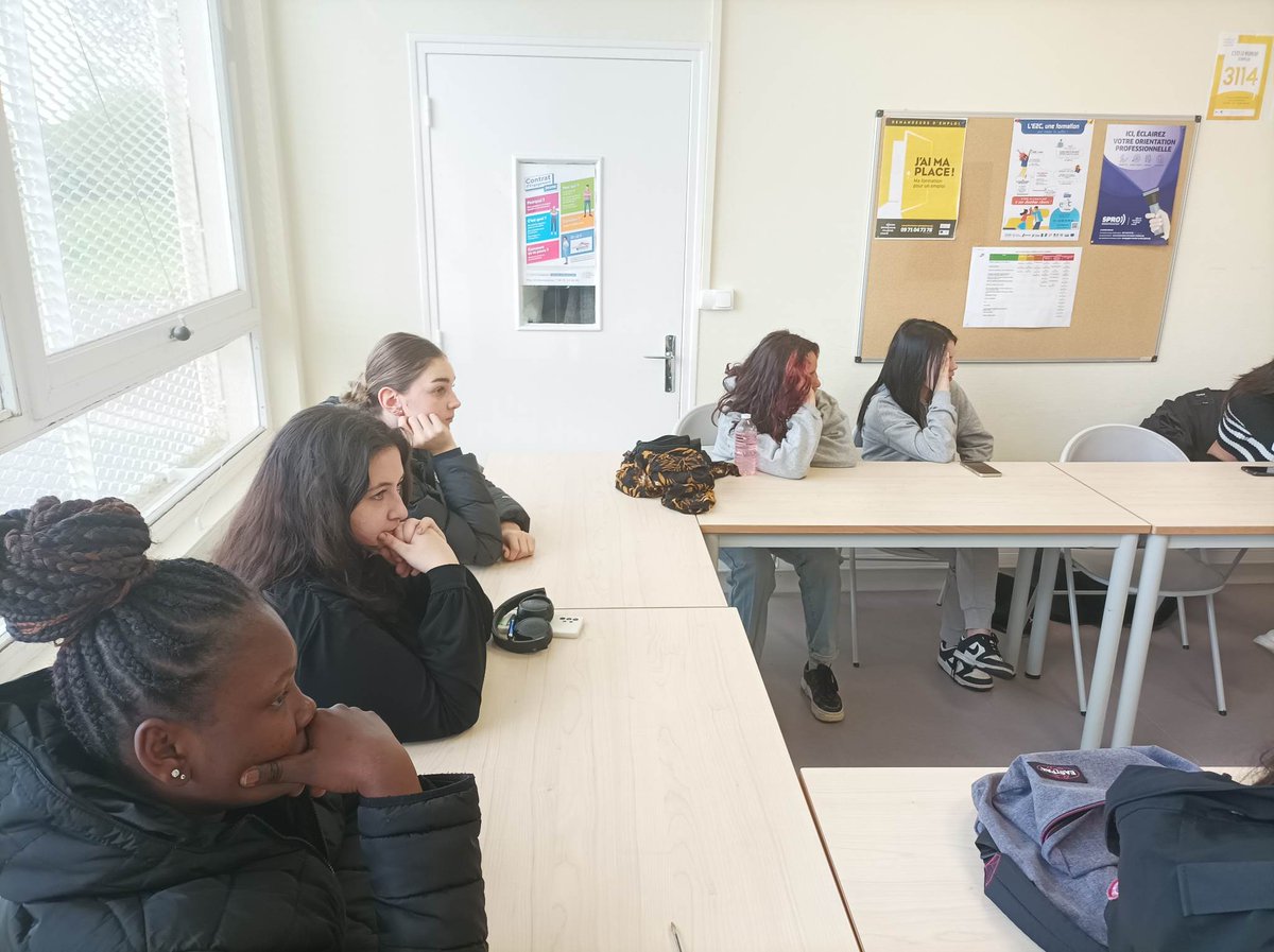 MLAuxerrois89's tweet photo. 📢 Avez-vous entendu parler de l'association @LeCanapTalkShow  ? 

Ce matin, ils nous ont présenté leur activité principale : le cosplay ! 🎉 Découvrez cette pratique créative et les métiers qui l'accompagnent avec Le Canap' ! 👀

#LeCanap #Cosplay #CEJ #Auxerre https://t.co/WR7YNoz2kn