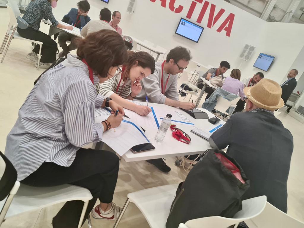 Además se ofrece a los asistentes una conferencia-formación exclusiva. Ayer contamos con la participación de <a href="/JavierPanzano/">Javier Panzano</a> que nos vino a hablar sobre #Marketing

Si eres un EX de Convierte, apúntate a la siguiente Trobada. Te avisaremos en #REDZAC ;)