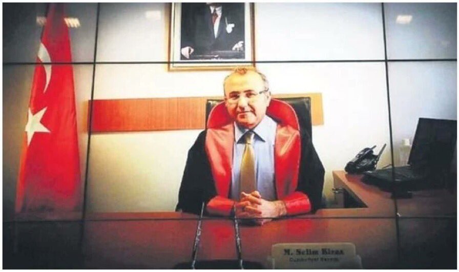 BartuSoral's tweet photo. Şehit Savcı Kiraz, 31 Mart 2015'te DHKP/C'li ter��ristler tarafından rehin alındı.

Teröristler iki müzakereci ismi verdi. Devlet hemen arayıp ikisini de çağırdı.

Beyoğlu’nda bulunan; tamam geliyorum dedi. Ardından telefonunu kapattı ve gelmedi!

O halen CHP’de vekil, kodu TR 705 https://t.co/MzwUuS1lmi