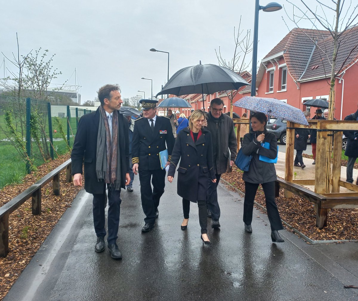 maisonsetcites's tweet image. Nous passons la matinée avec @AgnesRunacher à @VilleDeLens. Première visite : la Cité des Arts, un programme mixte de #réhabilitation et démolition-reconstruction de 171 #logements, alimentés par un système d’#EnergiesRenouvelables : la #géothermie #TransitionEnergetique #ERBM