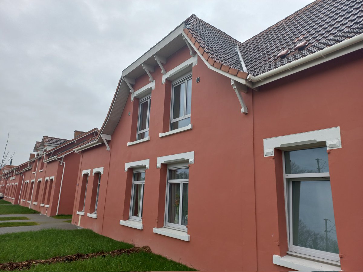 maisonsetcites's tweet image. Nous passons la matinée avec @AgnesRunacher à @VilleDeLens. Première visite : la Cité des Arts, un programme mixte de #réhabilitation et démolition-reconstruction de 171 #logements, alimentés par un système d’#EnergiesRenouvelables : la #géothermie #TransitionEnergetique #ERBM