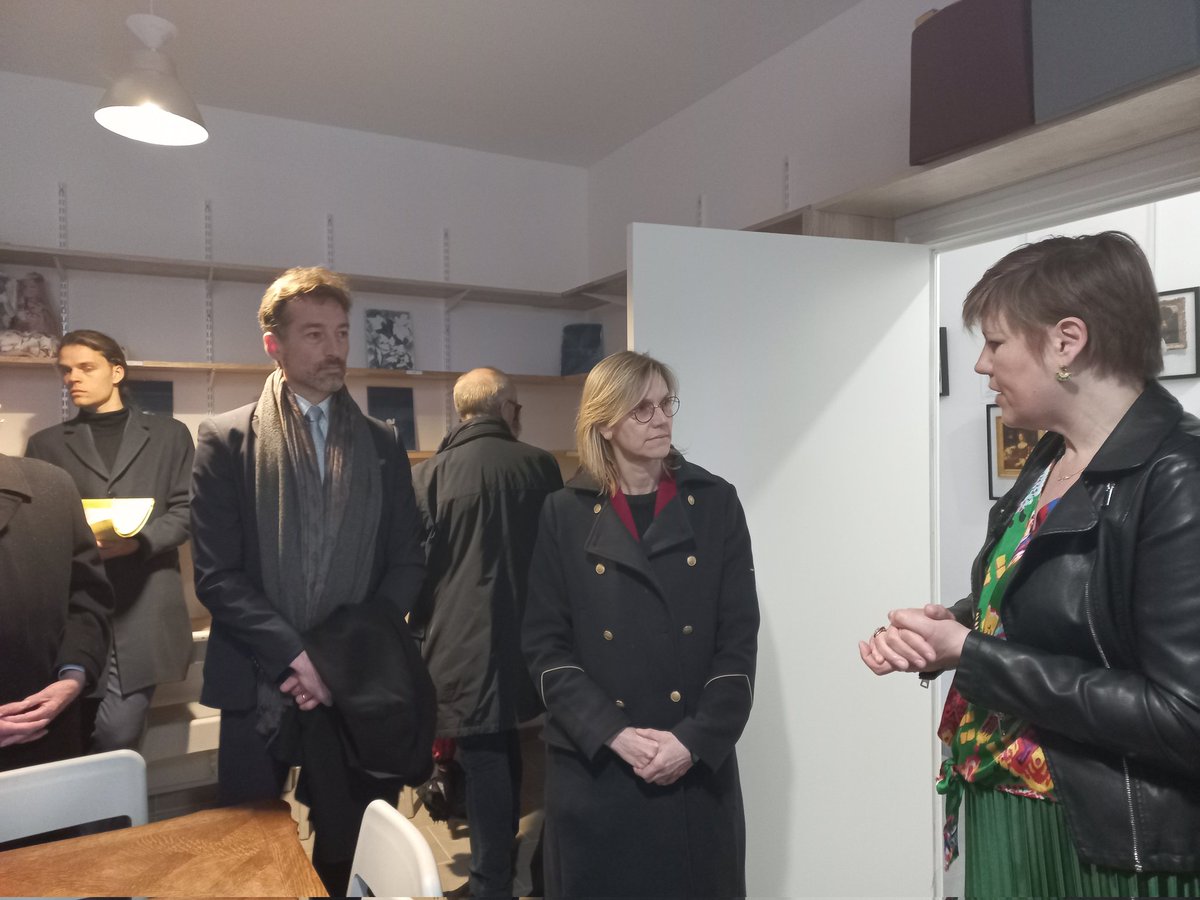 maisonsetcites's tweet image. Nous passons la matinée avec @AgnesRunacher à @VilleDeLens. Première visite : la Cité des Arts, un programme mixte de #réhabilitation et démolition-reconstruction de 171 #logements, alimentés par un système d’#EnergiesRenouvelables : la #géothermie #TransitionEnergetique #ERBM