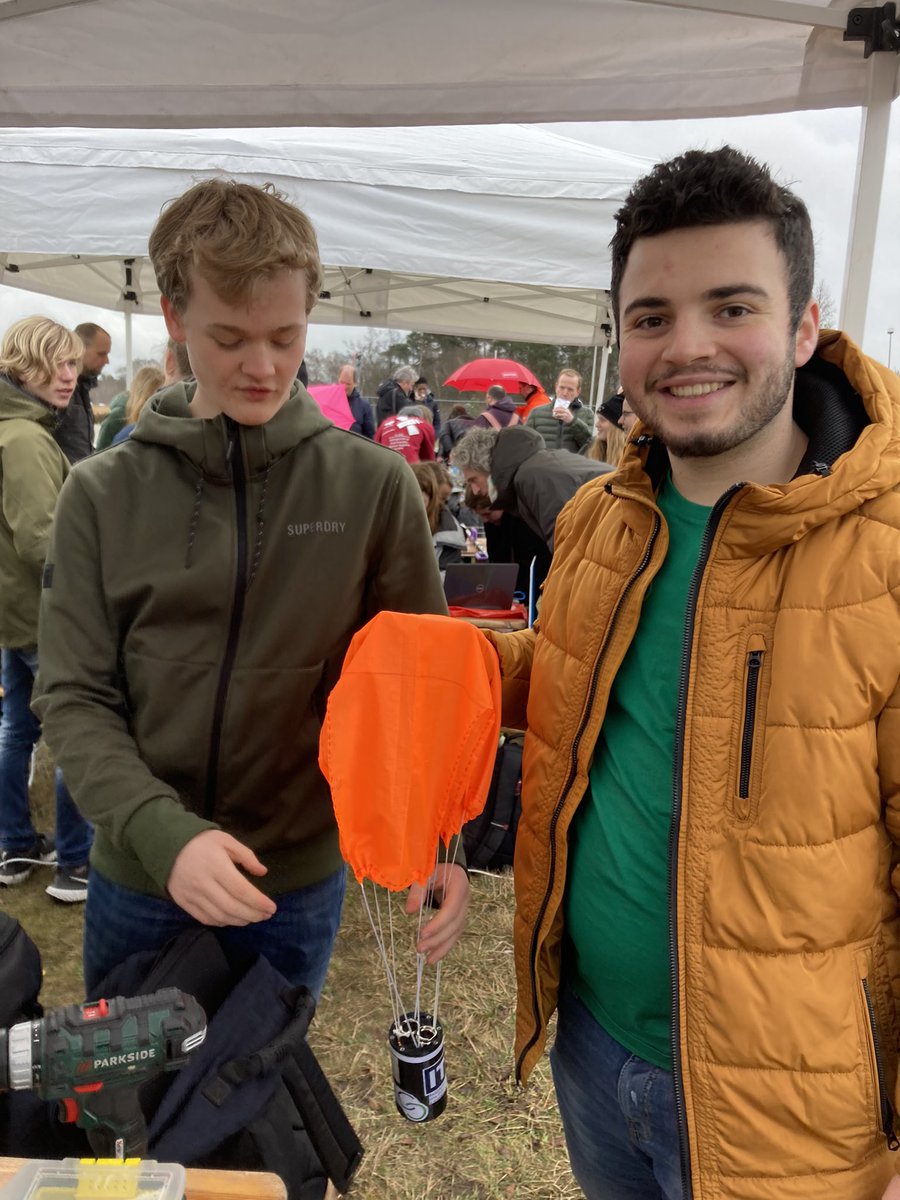 Maar liefst 11 teams maken hun eigen mini-satellieten klaar voor lancering en wachten in spanning af tot hun satelliet de lucht in gaat. 🚀 #CanSat <a href="/NLSpaceOffice/">NSO</a> <a href="/Defensie/">Ministerie van Defensie</a> <a href="/daretudelft/">Delft Aerospace Rocket Engineering</a> @ESANL