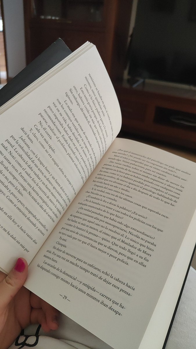 ariidaz97's tweet photo. Empezamos el dia de mi cumpleaños con un café y un libro.
El Quebrantahuesos de @BlasRuizGrau https://t.co/LTZ0WyS4fA