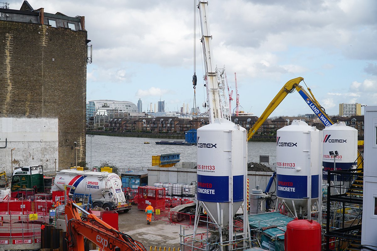 Cemex has enhanced its #Vertua range of Urbanisation Solutions with an innovative new lower carbon sprayed concrete, available for supply now, suited for constructors of large-scale tunnelling projects 🌍
Read the full story here: cemex.co.uk/-/cemex-introd…
