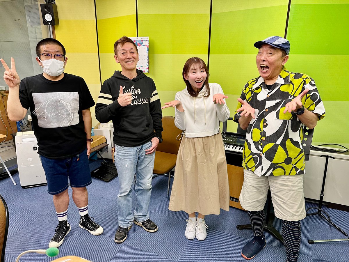 tw_rajimaru's tweet photo. GO! GO!らじ丸
8年半ありがとうございました😭
4月からの新番組も
ご愛顧下さいますよう
宜しくお願い致します‼️

……ん？誰？

#らじ丸
#十日市秀悦
#橋本莉奈
#成田洋明
#保ディレクター https://t.co/9ZordX2BVK
