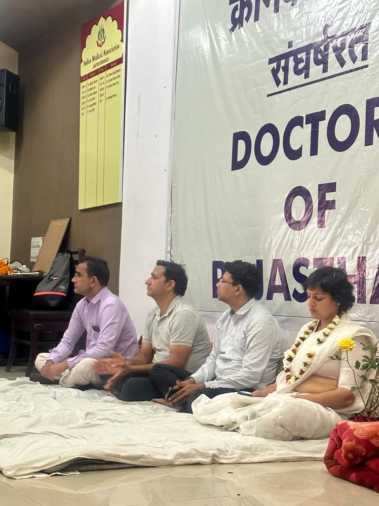 DrAnupamaSoni's tweet photo. Salute to our bravehearts colleagues who are on hunger strike specially Dr Neelam Khandelwal who who has been a warrior since Inception of this protest. More power to you MedWarriors.
#SayNoToRTH #NoToRTHbill https://t.co/gXgoEppynF