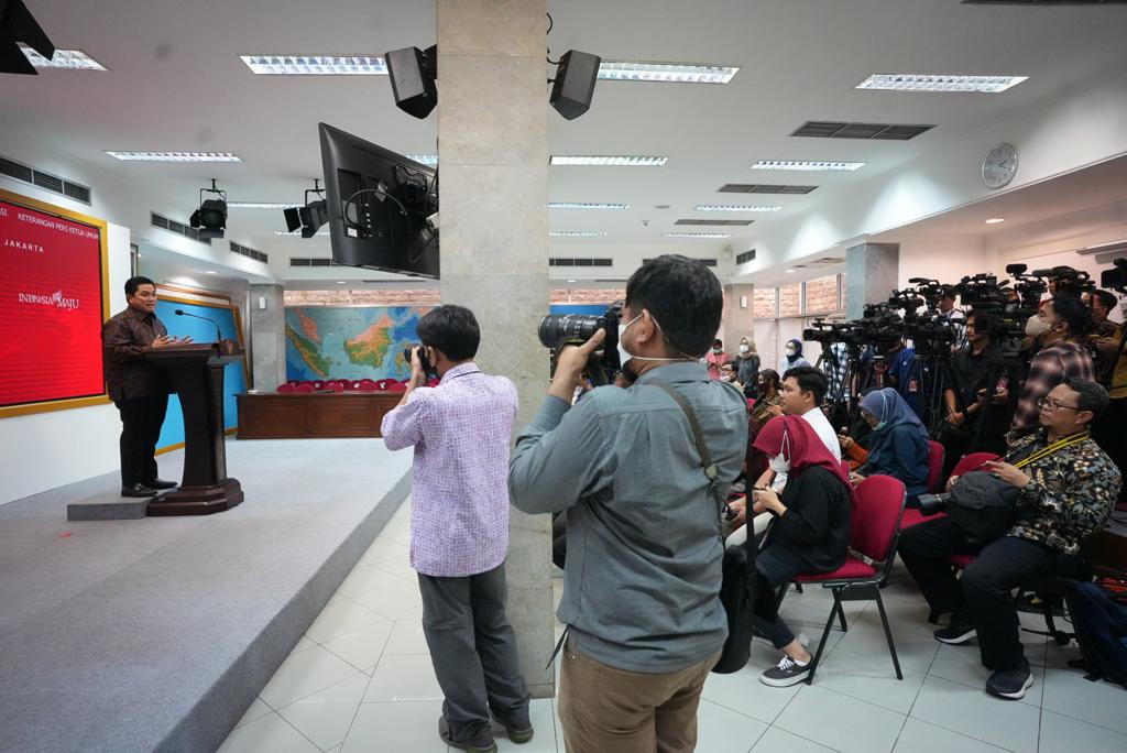 Keterangan Pers ketum PSSI di kantor kepresidenan.

Jokowi Beri 2 Instruksi Khusus unk Erick Thohir.
1. Segera membuat peta biru transformasi sepak bola Indonesia.
2. Segera kembali bertemu FIFA agar Indonesia terhindar dari sanksi.

#GueBarengErickThohir
cnnindonesia.com/olahraga/20230…