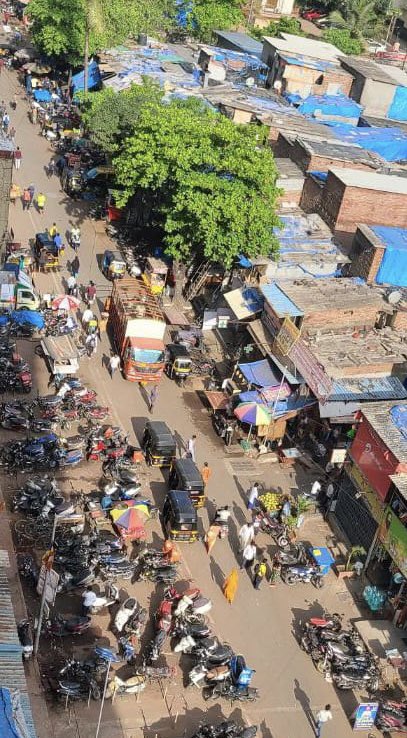 iamtanuuj's tweet photo. @mybmc @mybmcwardKW @IqbalSinghChah2 sir i would like 2 bring 2 your notice the road blocking that we face everyday in Anand Nagar Oshiwara bcz of bike parkings, hawkers nd other such blockage in a 1 lane road. At times leaving no way for ambulance or even fire truck. Pls help https://t.co/mkyfPLs303