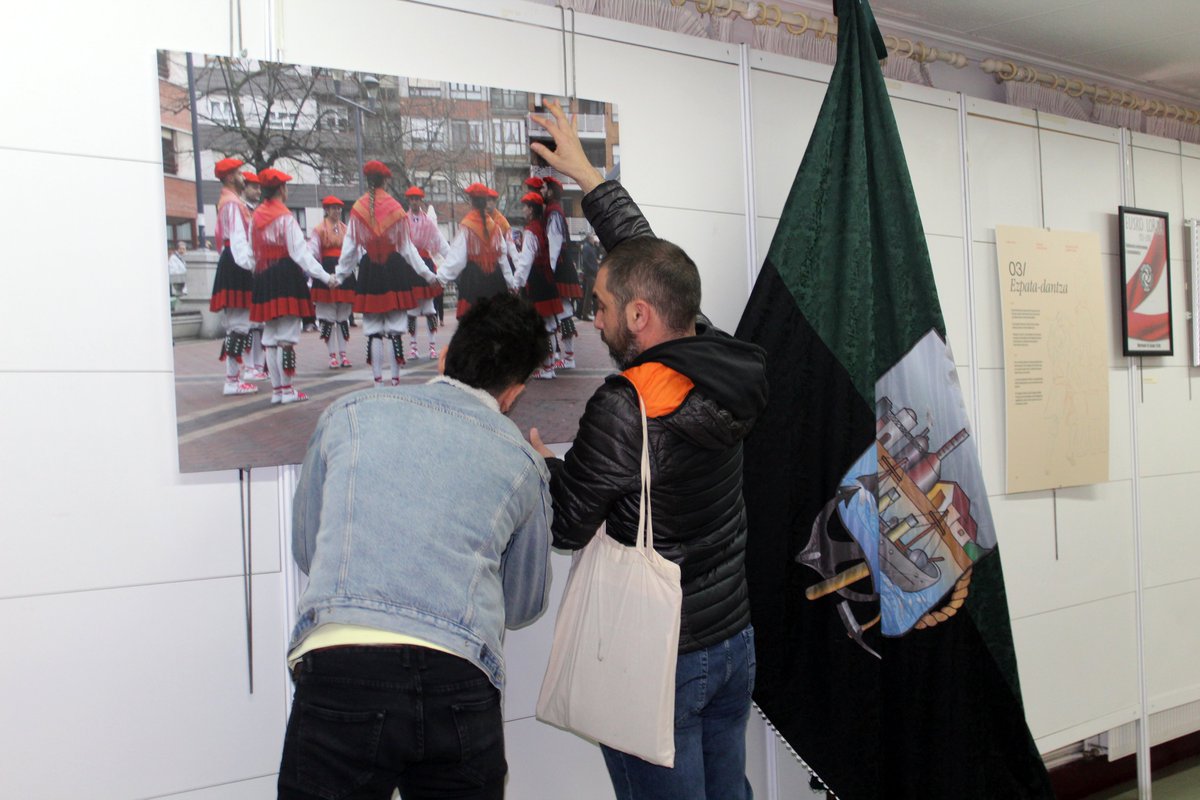 Ahaide zahar huntan... erakusketa ireki du Sestaoko <a href="/euskolorak/">Eusko Lorak</a>-ek, "duela urte batzuetatik abiatu dugun proiektua hezur-mamitzen duen guztia ekarri nahi izan dugu, jendeak ulertzeko zertan ari garen". Erakusketan barneratu gara Xabier Gonzalezen eskutik. dantzan.eus/albisteak/ahai…