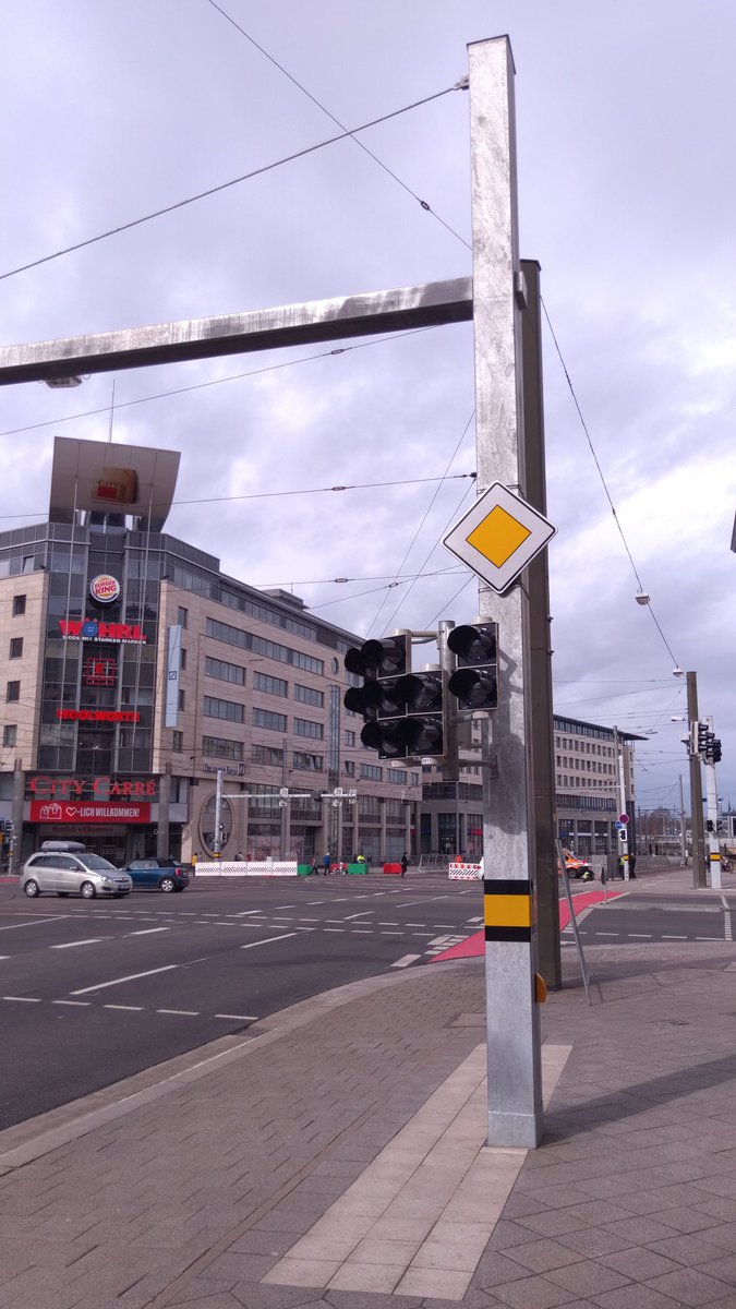 Der blanke Wahnsinn, die <a href="/Ottostadt/">Ottostadt Magdeburg</a> gibt die Kreuzung Ernst-Reuter-Allee/Otto-von-Guericke-Straße ohne Ampelregelung frei. Mehr gefährlicher Eingriff in den Straßenverkehr geht nicht. #rehbaumkonzept