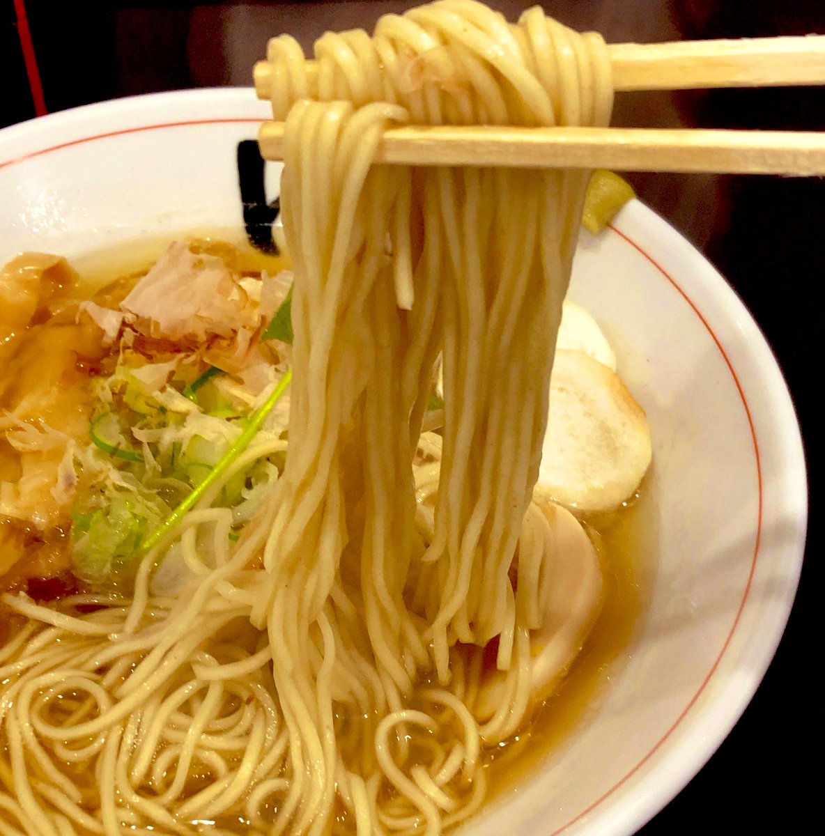 northernroad1's tweet photo. 仕事用の軽バンの名義変更に軽自動車検査協会に来たのでここまできたらココ
わさびと梅肉の斬新な味変
マグロ出汁 白醤油
麺や hide
#のろブログ #のろちゃんねる #北海道 #札幌 #北区 #新川 #発寒 #飯テロ #グルメ #ランチ #ディナー #ラーメン #醤油ラーメン #マグロ出汁 #hide https://t.co/VhMGJNC27S