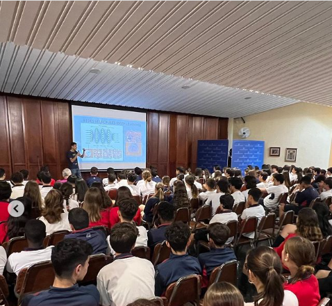 GRAFCAN's tweet photo. El pasado martes nuestro responsable de Ingeniería participó en la Semana de la Ciencia del @HispanoInglesTF con una charla sobre #InteligenciaArtificial para alumnos de 3º y 4º de la ESO. https://t.co/0TUusbhvKL