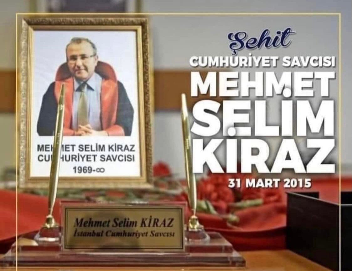 'Sizin gibi hainlerin elinden su içmem' demişti.

İstanbul Adalet Sarayında, görevi başındayken terör örgütü DHKP-C tarafından şehit edilen Cumhuriyet Savcımız #MehmetSelimKiraz’ı şehâdetinin 8. yıl dönümünde saygı ve rahmetle anıyorum.

Ruhu şâd olsun!.