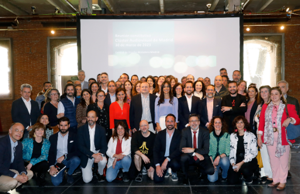 We_Madrid_'s tweet photo. #ColaboraciónPúblicoPrivada
El Ayto de @Madrid presenta el Clúster #Audiovisual de Madrid
✅59 empresas asociadas
✅Presidido por @raulberdones de @gruposecuoya, Vicepte. @mariomadueno de @AMA_audiovisual y secretaria #PatriciaMotilla de @Andersen_ES
1/2
https://t.co/4TWsj508Nh https://t.co/1nowK3W1XU