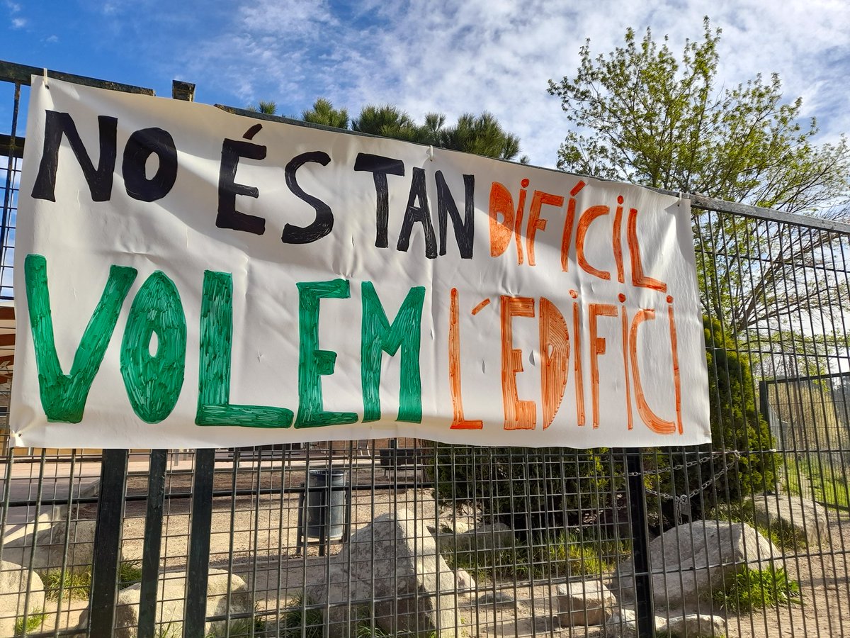 Alex_Pereznav's tweet photo. No ho hauria de ser @educaciocat! Gestionant amb criteri es podrien prioritzar condicions dignes per @IEPallerola. Seguim amb la lluita! https://t.co/4LPqAqfoEG