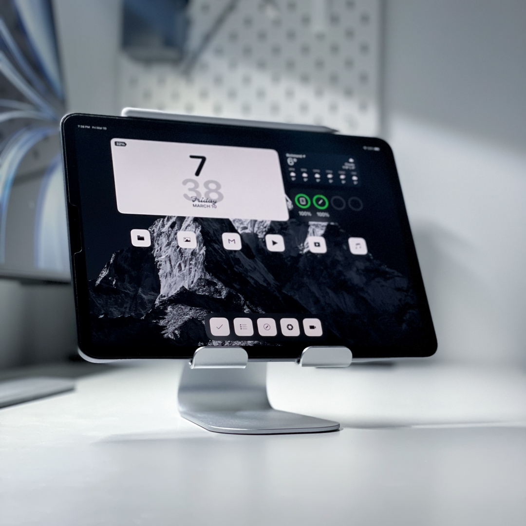 LamicallDirect's tweet photo. We believe a simple and durable design helps content creators  better tap into device capabilities and boost their productivity. If you are a minimalist, its exterior design is the way to go.
🔗https://t.co/QEGnk3LYrZ
📸bxmnml
#lamicall #desksetup #workplace #tabletstand #ipad https://t.co/QpgalH1K3n