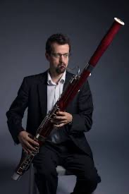 ErnestoMateoc's tweet photo. FAGOTISTAS

El fagot mola. Punto. Parece un rifle con bayoneta, así que los fagotistas han decidido que la mejor pose es ponerse como si estuvieras esperando una carga de caballería, con lo cual coincido plenamente. Y como la gente no tiene ni idea de qué instrumento es este... https://t.co/Cx8SYeMlmj