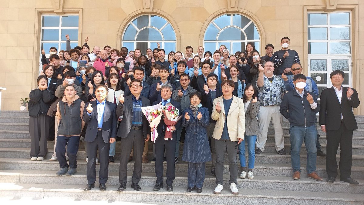 g_future_campus's tweet photo. #경기미래교육파주캠퍼스 의 
#홍석인 본부장님께서 
퇴임을 하셨습니다.👋🏻👋🏻👋🏻

짧은기간동안 정이 많이들어 
직원들이 눈물을 글썽였네요🥹

본부장님의 빛날 많은 날들을 
함께 응원합니다✨ https://t.co/lqjv3IoJGd