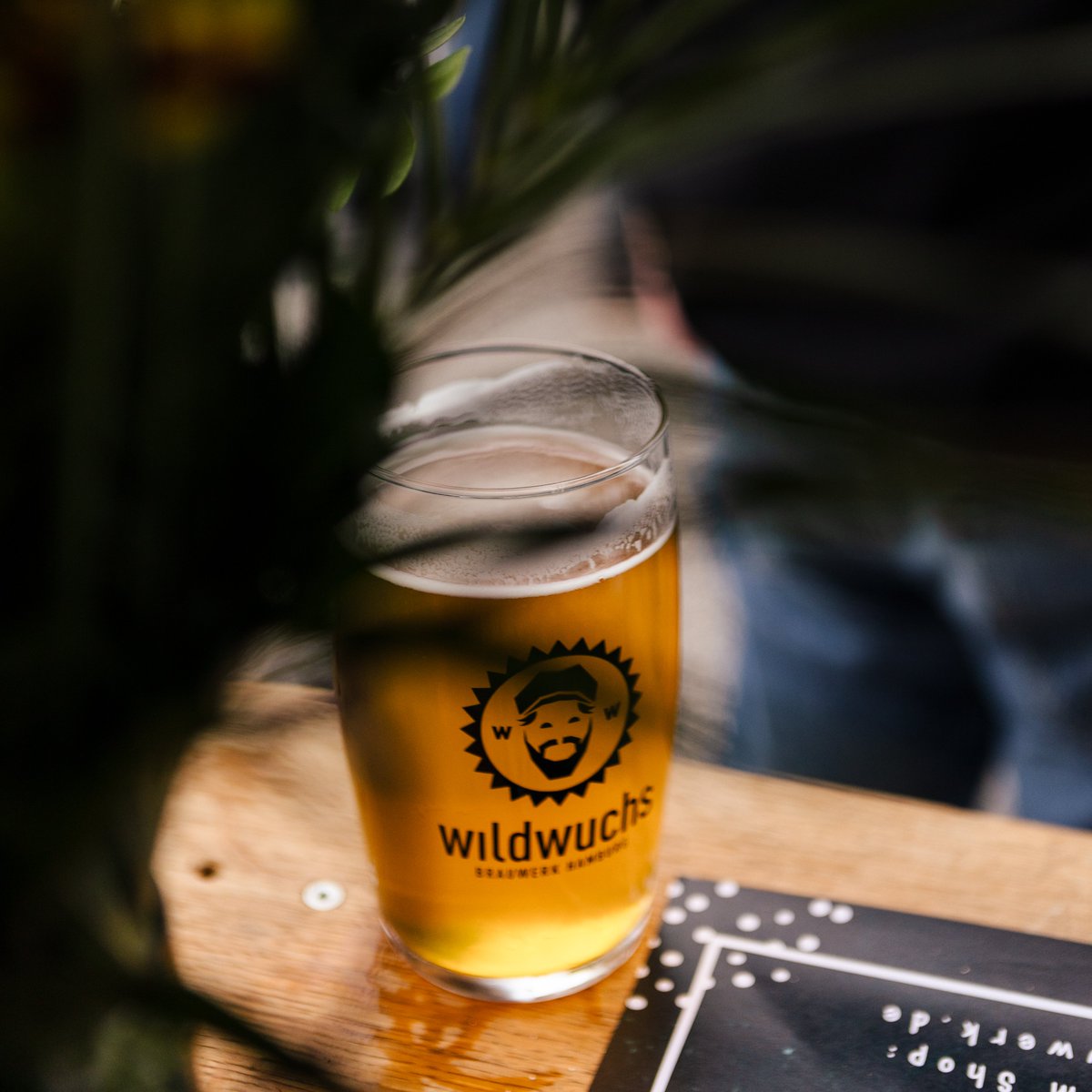 wildwuchs_Bier's tweet photo. Der Frühling steht vor der Tür! Deshalb haben wir ab April auch wieder Sonntags von 13 bis 18 Uhr für euch geöffnet. Kommt vorbei, ob Freitag, Samstag oder Sonntag, wir warten mit leckerem Bier auf euch! 

#wildwuchs #hamburgserstebiobrauerei #biobier #hamburg #bioland https://t.co/s7sXOGNftu