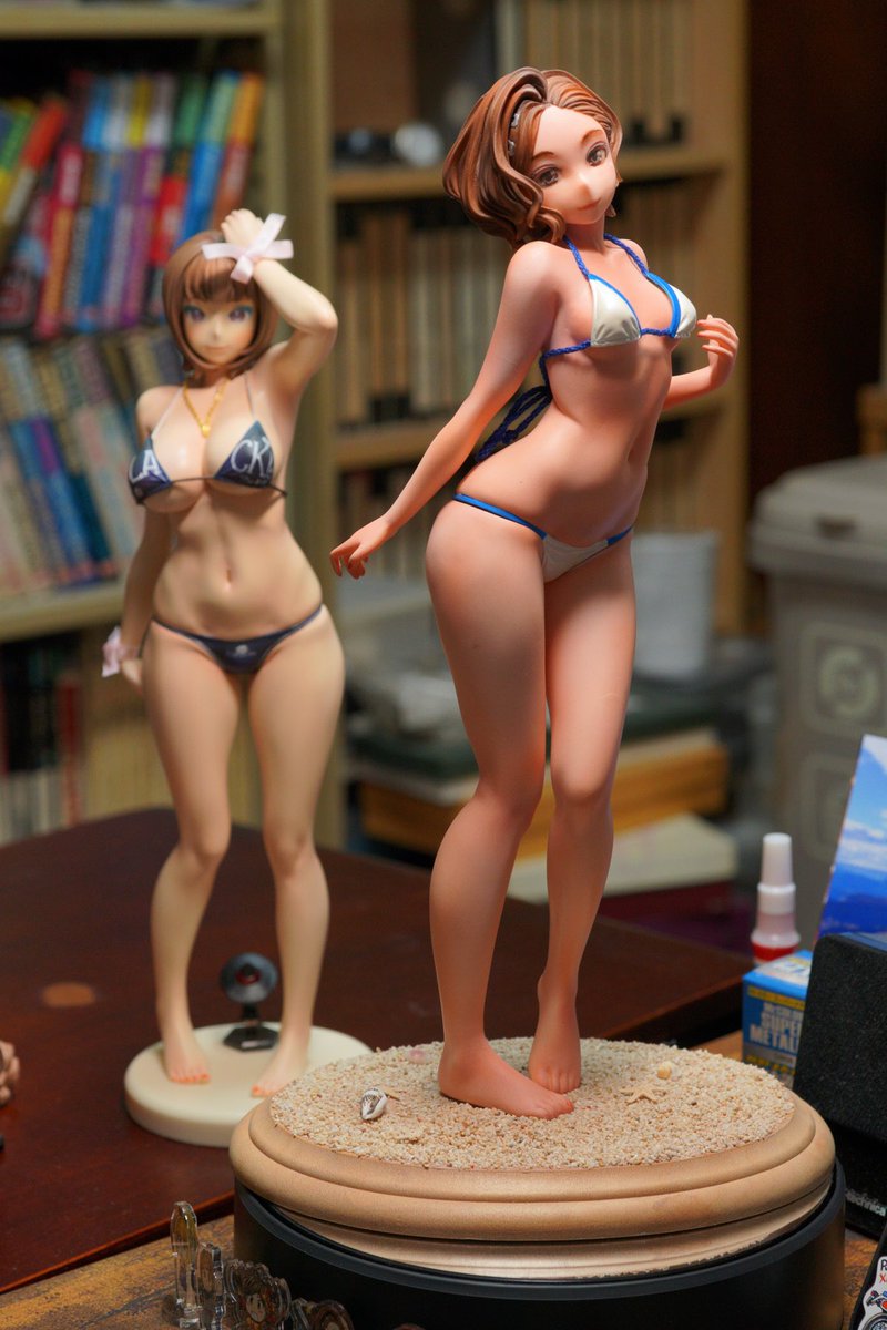 ガレージキット見栄子とダイキ工業さんPVC見栄子の比較とガレージキット見栄子とガレージキットぷりんの比較。PVC化すると数パーセント(5くらい?)縮んで実は結構スケールが小さくなるんだけど、見栄子PVC化の際、唐詩郎さんは高身長化巨腰化調整したっぽいですね。(縮んでるけど身長が同じ) 