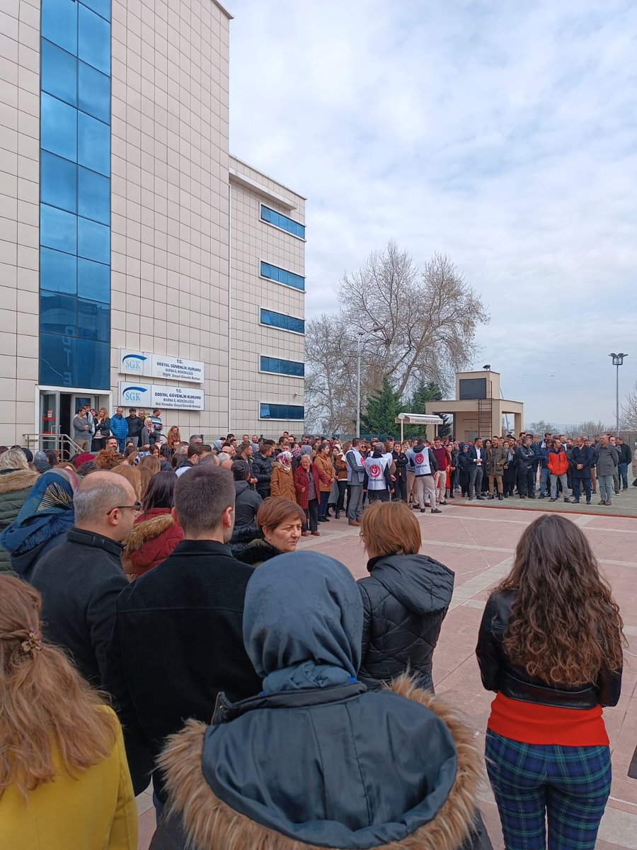 KasUcuk's tweet photo. *EYT öncesi de sonrası da en yoğun Kurum SGK' dir.
* Milyondan fazla sayfa mevzuatı olan tek Kurum SGK'dir 
* Yeter artık hakkımız olan uzmanlığı ve diğer haklarımızı verin. 
#SGK666KHK
#SGKpersonelieylemde
#SGKMemuruHakkiniAriyor
#SGKisbirakiyor https://t.co/Rcj0oRFOnA