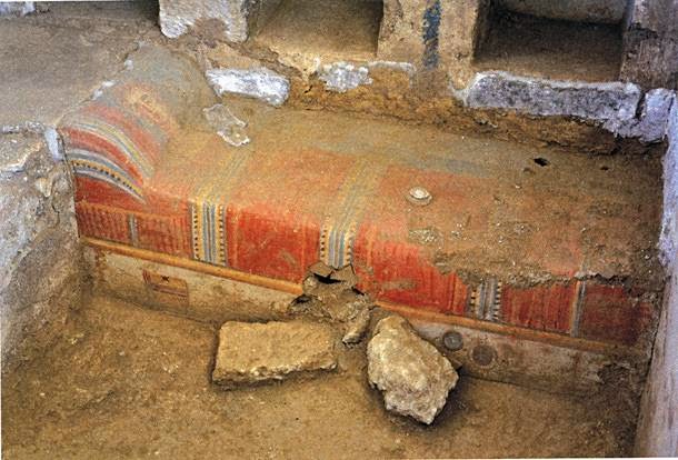 For #FrescoFriday a glimpse into a tomb of the #Roman period in Corinth/#Greece. One of the terracotta sarcophagi has the shape of a bed and is painted in bright colours: a woman's head is resting on a pillow, her body is covered with a blanket. The details are amazing: 1/2