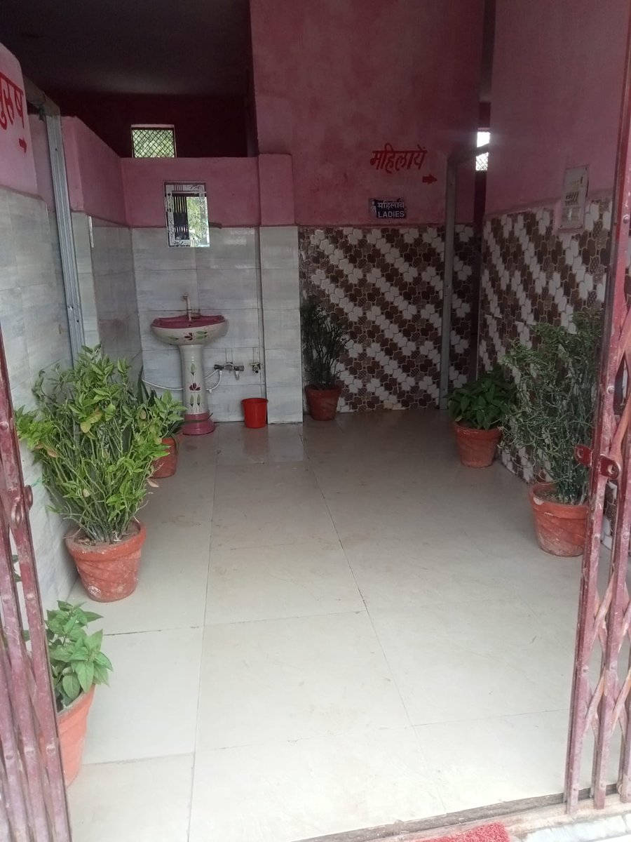 SwachhLoni's tweet photo. #ULBCode-800733 #निकायलोनी में 75000 शौचालयों के कायाकल्प अभियान के अंतर्गत निकाय लोनी में संचालित शौचालयों पर विशेष सफाई अभियान चला कर कायाकल्प किया जा रहा  है,
#स्वच्छता_परमो_धर्म: 
@myogiadityanath
@NagarVikasUP
@aksharmabharat
@SwachhBharatGov
@SwachSurvekshan https://t.co/NnHm95xsS4