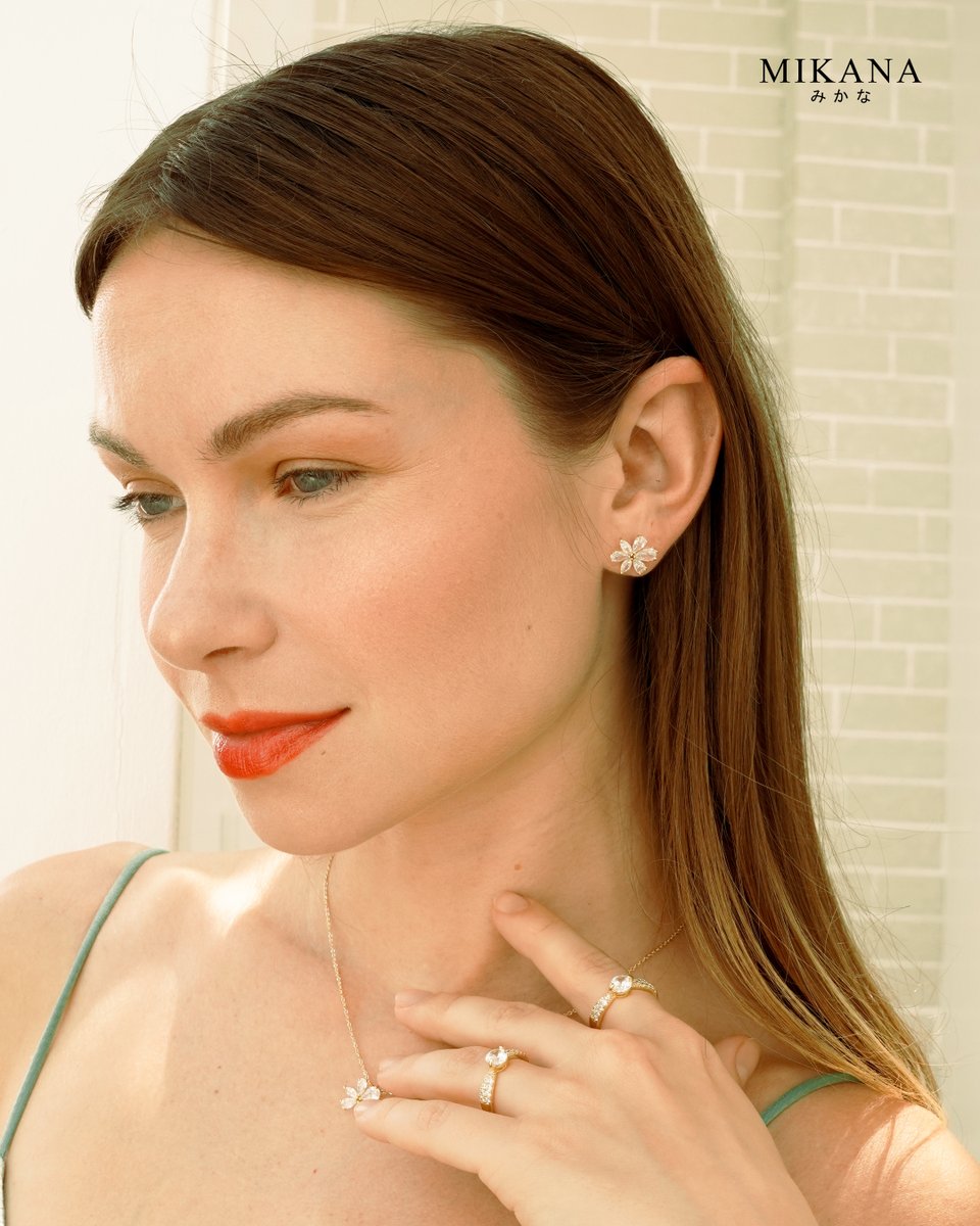 mikanajp's tweet image. Add a floral accent to your outfits ✨

🔎Kyary Earrings
🔎Michikko Necklace

🛒Shop here:
shope.ee/10VEZ53j64
s.lazada.com.ph/l.QC7
zalora.com.ph/mikana

✨ Join We Women by Mikana bit.ly/35g476I

#MikanaCarefreeLuxury #FloralCollection