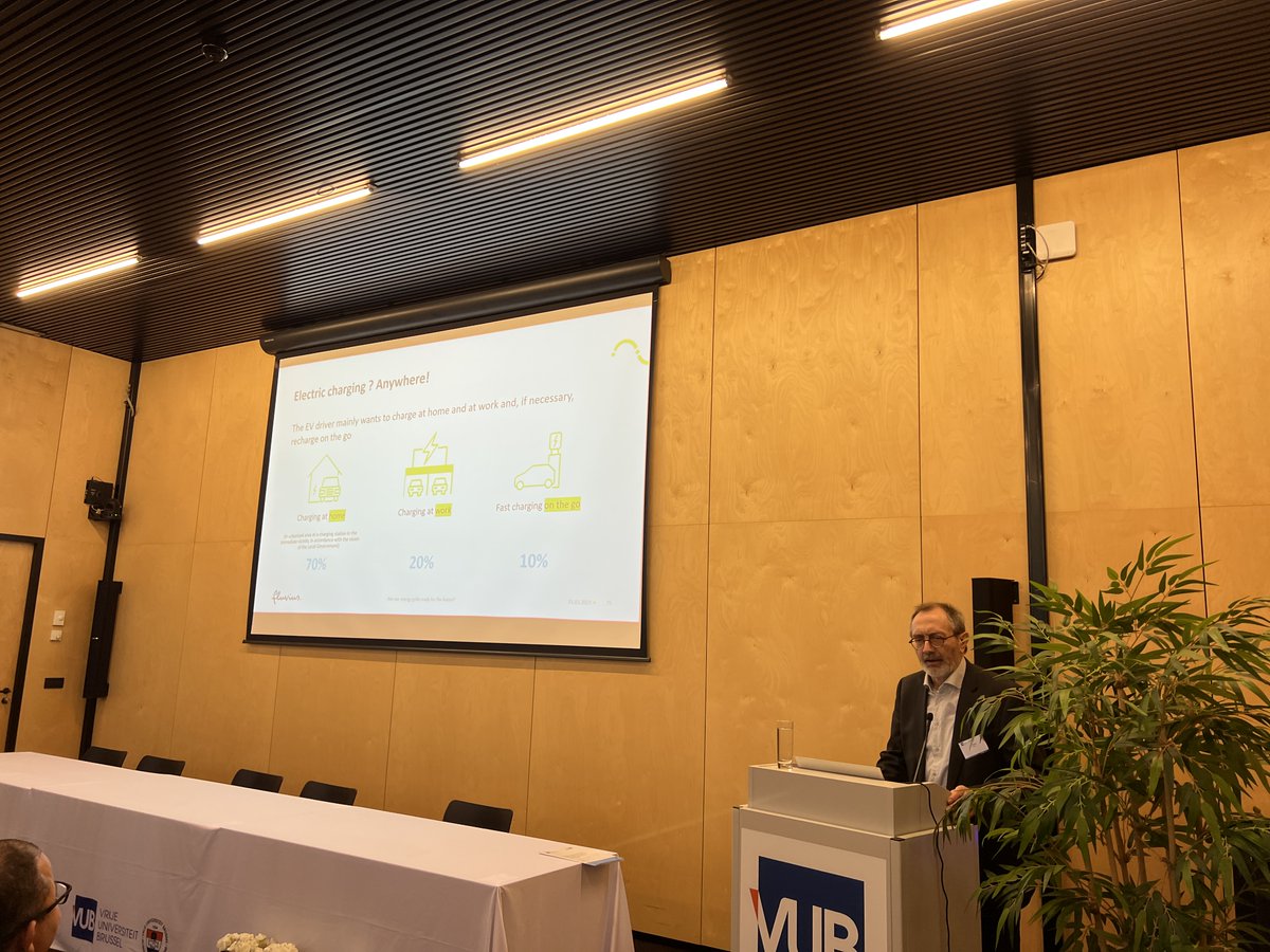 Our MOBI Seminar 2023 officially got opened by our head Joeri Van Mierlo and key note speaker Jef Huyck from Fluvius! 
#mobiseminar2023 #electricalvehicles #research