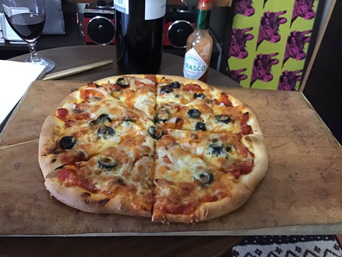 こんばんは。ピザを焼いたらのるお皿がないから、まな板にのせたまま食べてるよ。今日のオトモは滝波ユカリせんせいのマンガ。「