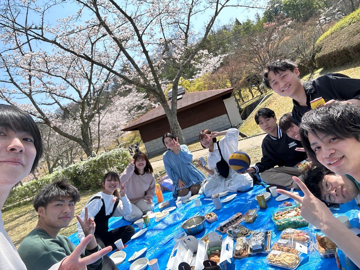 ShinonomeVC's tweet photo. こんにちは！

東雲バレーボール部(サークル)です！
今日は、お花見を行いました🌸
しのばれには、お花見や合宿など沢山のイベントがあります😊

新入生の方、いつでも連絡お待ちしています〜！固定ツイートの方から日程を確認してみて下さいね🏐

#春から広大 #広大バレーボールサークル #広大バレー https://t.co/9JY1SSOFol